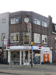 908778 Gezicht op het winkelhoekpand Amsterdamsestraatweg 420 te Utrecht, met rechts de Geraniumstraat.N.B. bouwjaar: ...